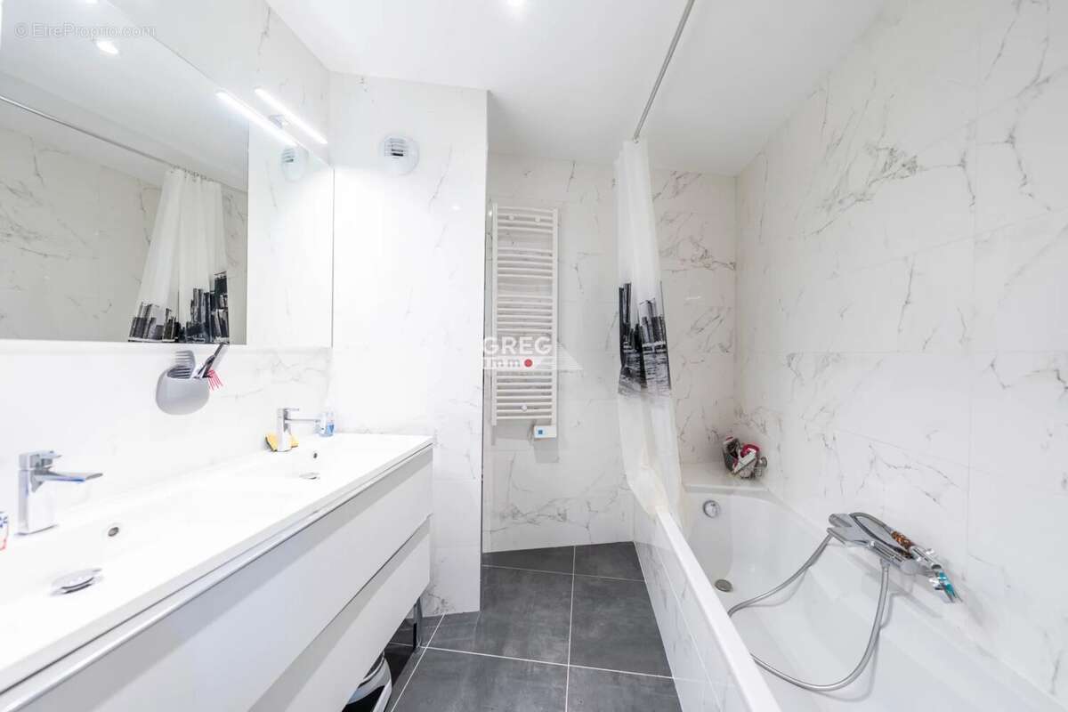 Appartement à SAINT-LAURENT-DU-VAR