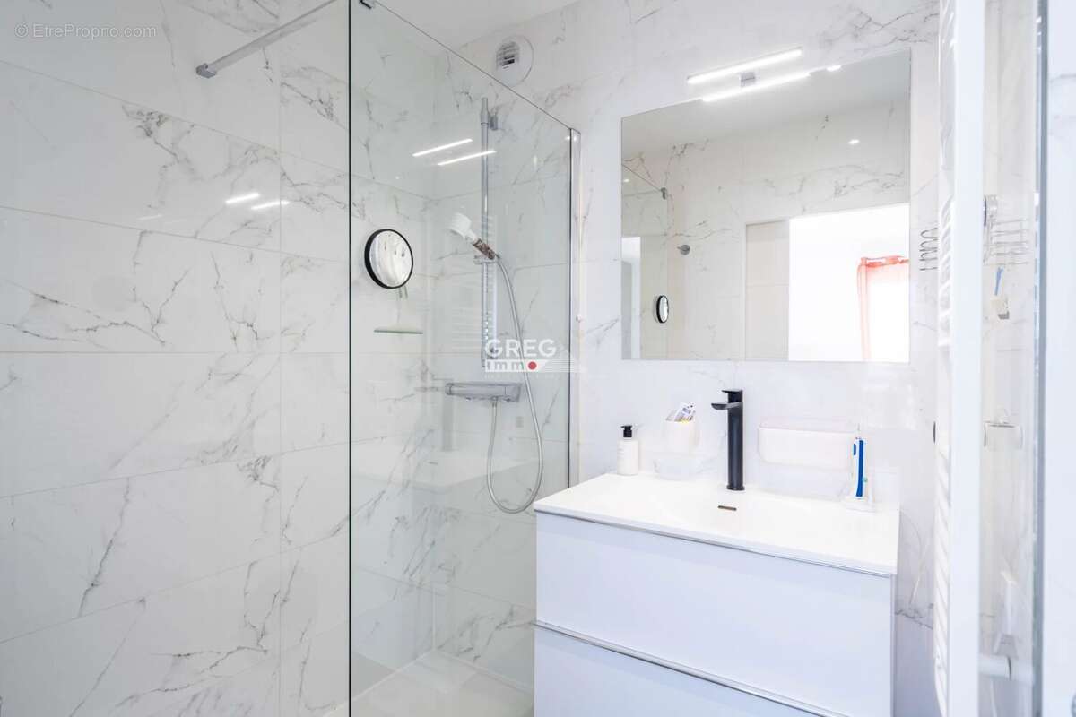 Appartement à SAINT-LAURENT-DU-VAR