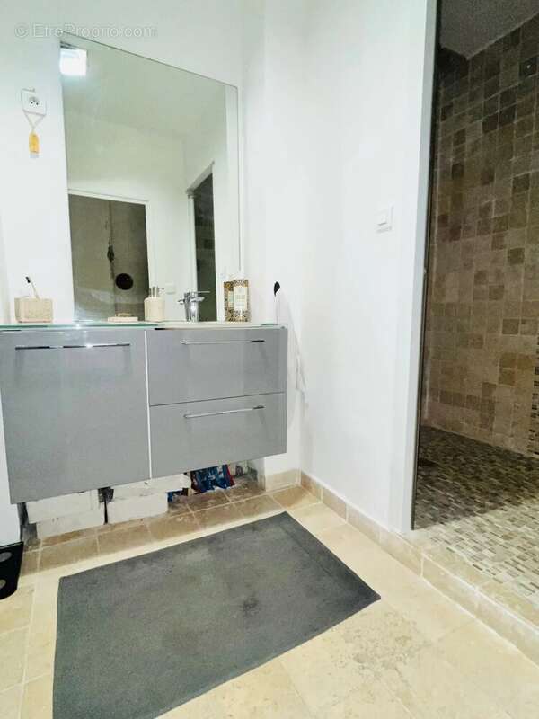 Appartement à MARSEILLE-1E