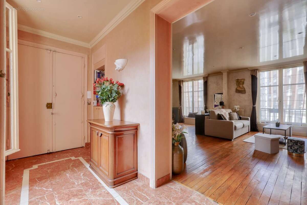 Appartement à NEUILLY-SUR-SEINE