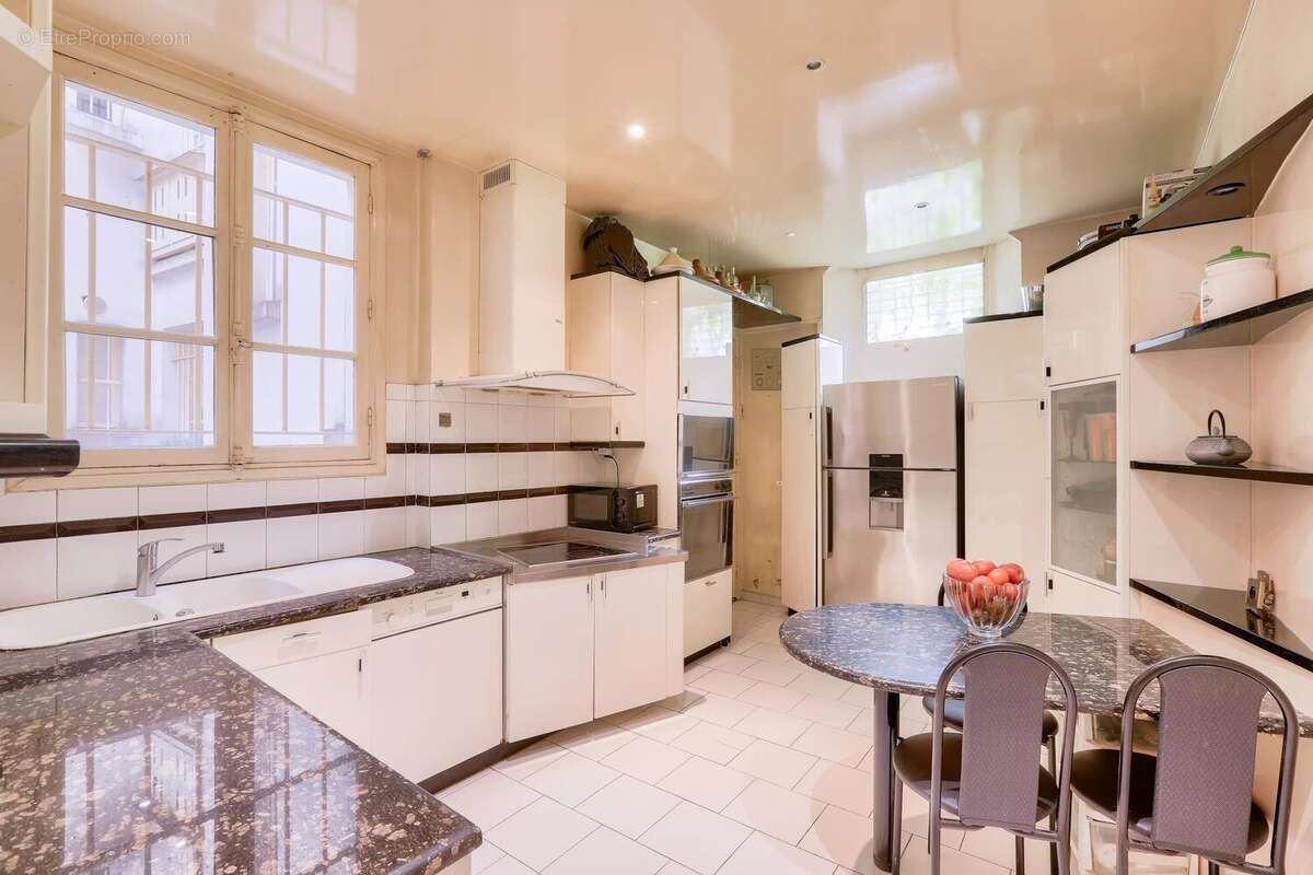 Appartement à NEUILLY-SUR-SEINE