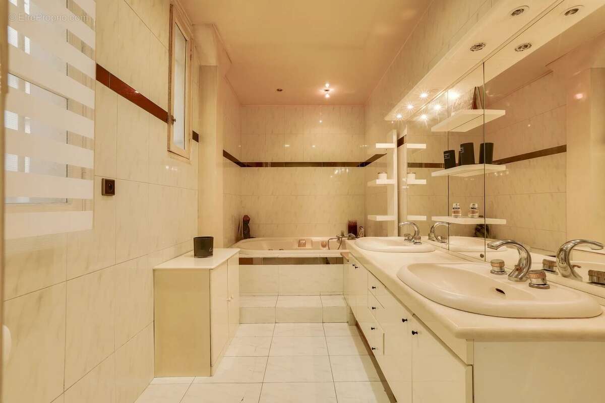 Appartement à NEUILLY-SUR-SEINE