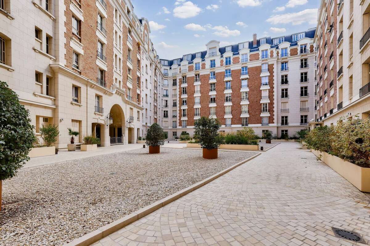Appartement à NEUILLY-SUR-SEINE