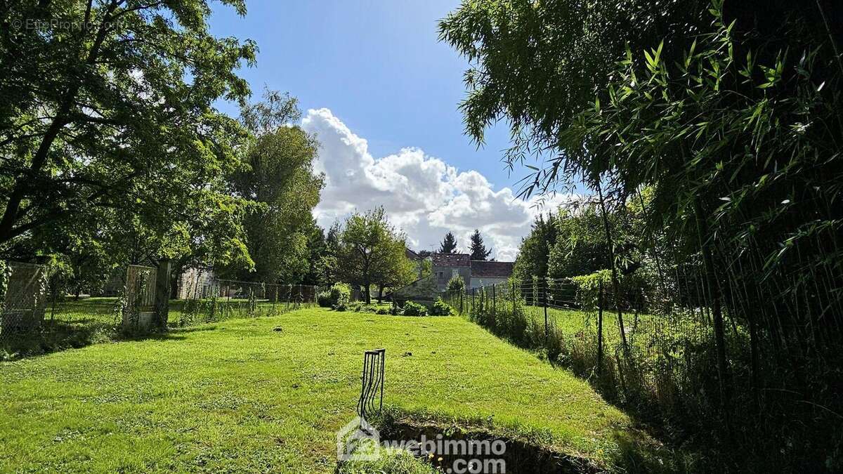 Un terrain entièrement clos en lisière de forêt. - Terrain à VAYRES-SUR-ESSONNE