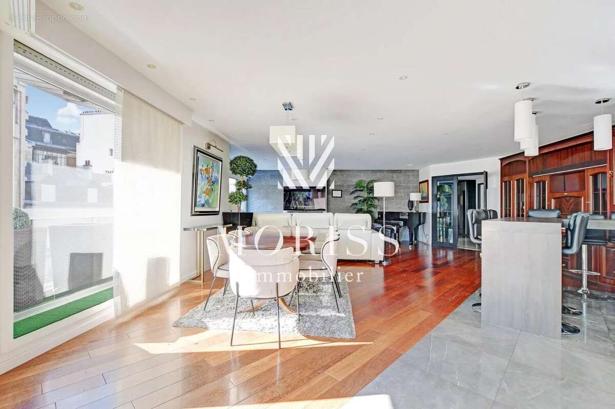 Appartement à PARIS-8E