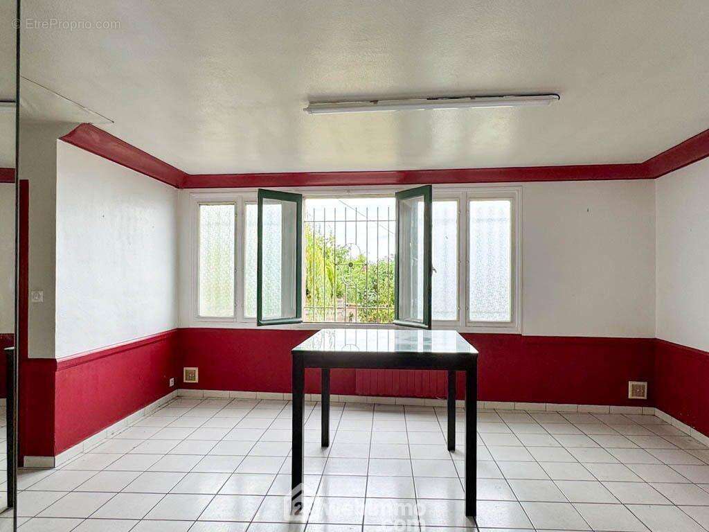 ... à usage professionnel, maison d&#039;habitation ou projet locatif. - Maison à LA ROMAGNE