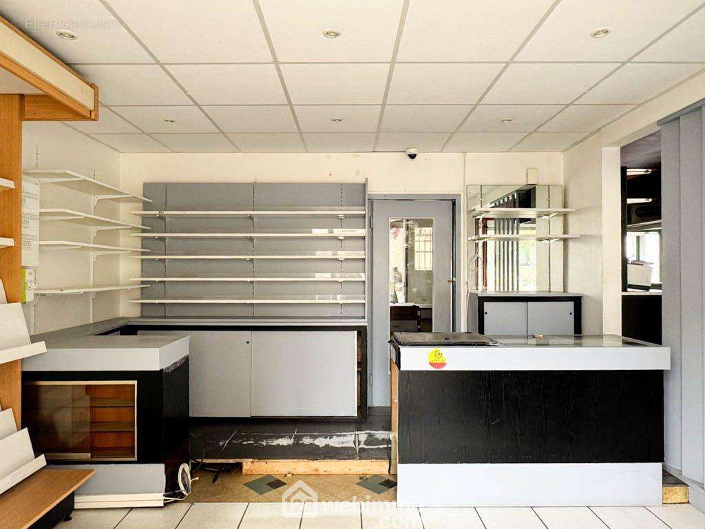 La pièce d&#039;accueil peut rester avec sa fonction initiale commerciale ou se transformer en chambre ou bureau. - Maison à LA ROMAGNE