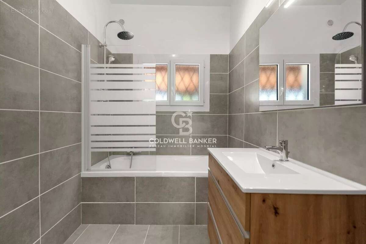 Maison à SAINT-CEZAIRE-SUR-SIAGNE