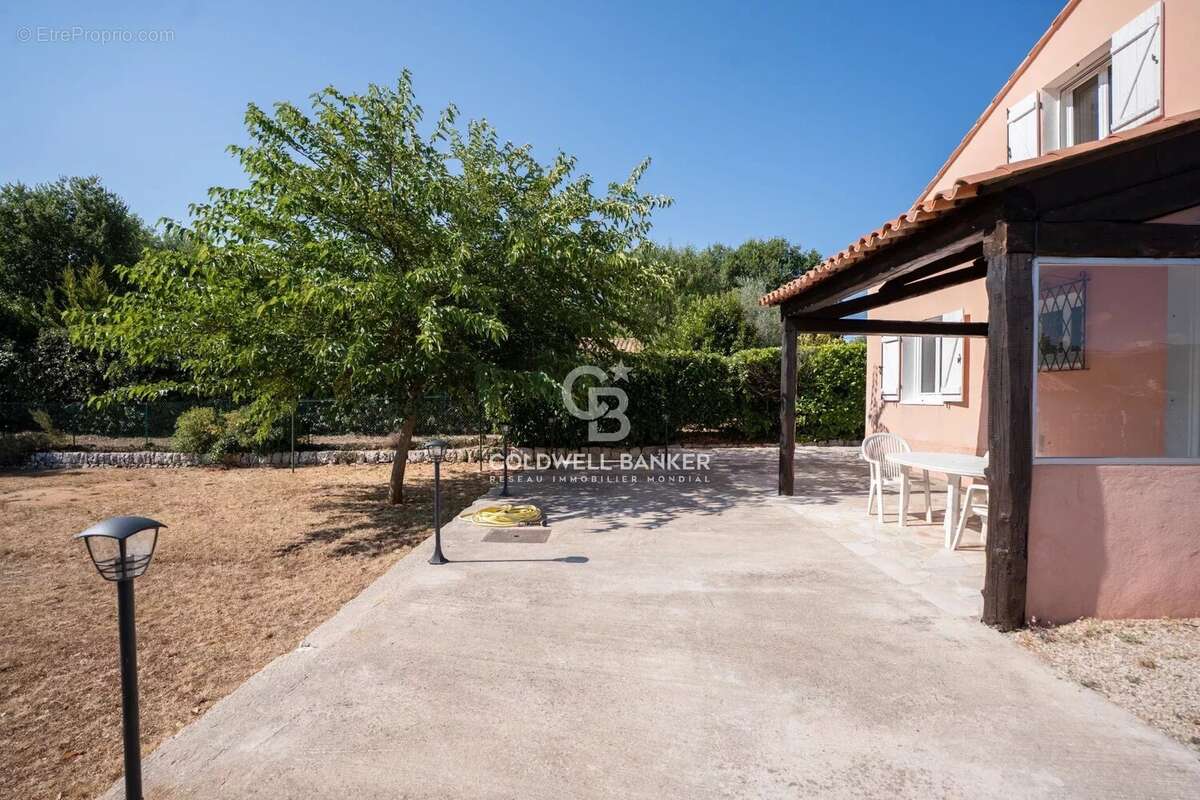 Maison à SAINT-CEZAIRE-SUR-SIAGNE