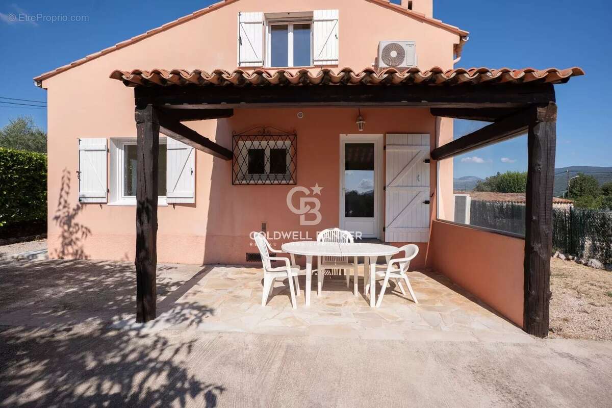 Maison à SAINT-CEZAIRE-SUR-SIAGNE