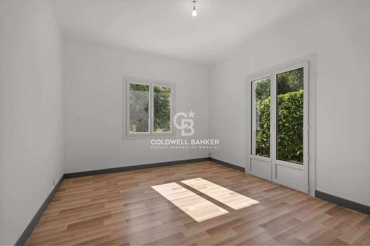 Maison à SAINT-CEZAIRE-SUR-SIAGNE