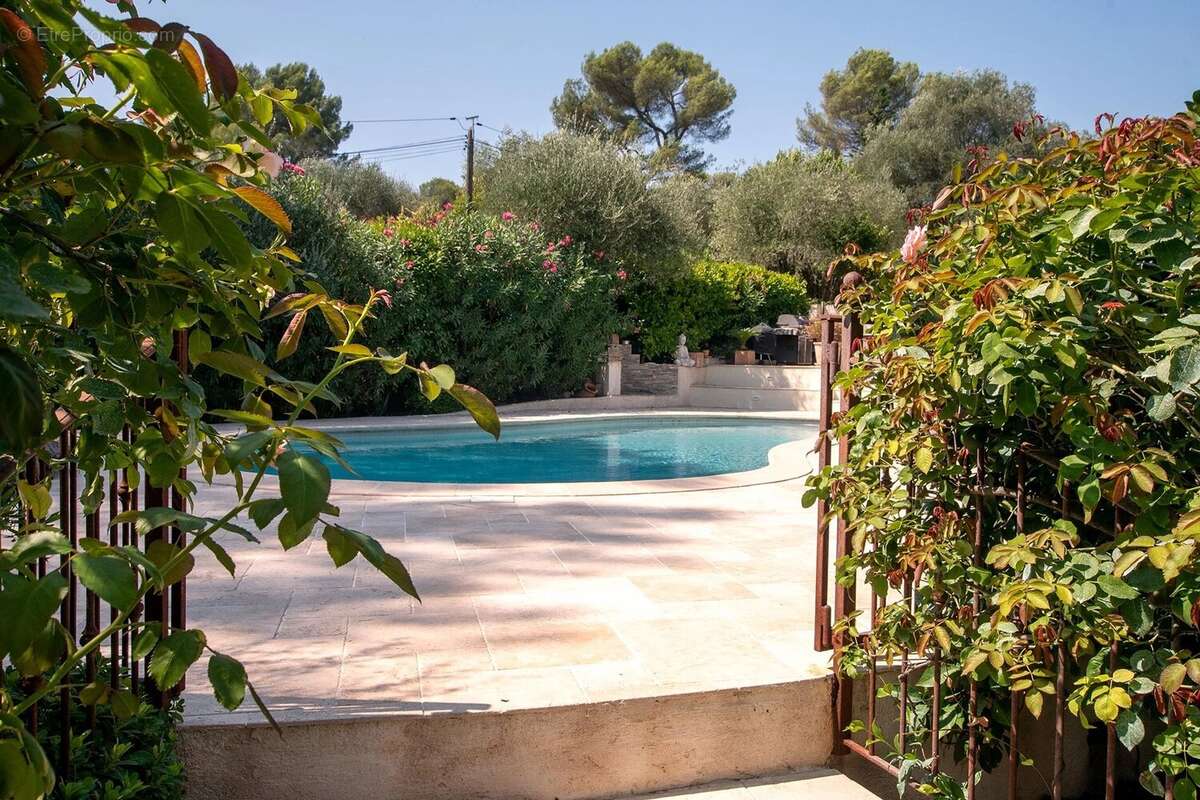 Maison à ROQUEFORT-LES-PINS