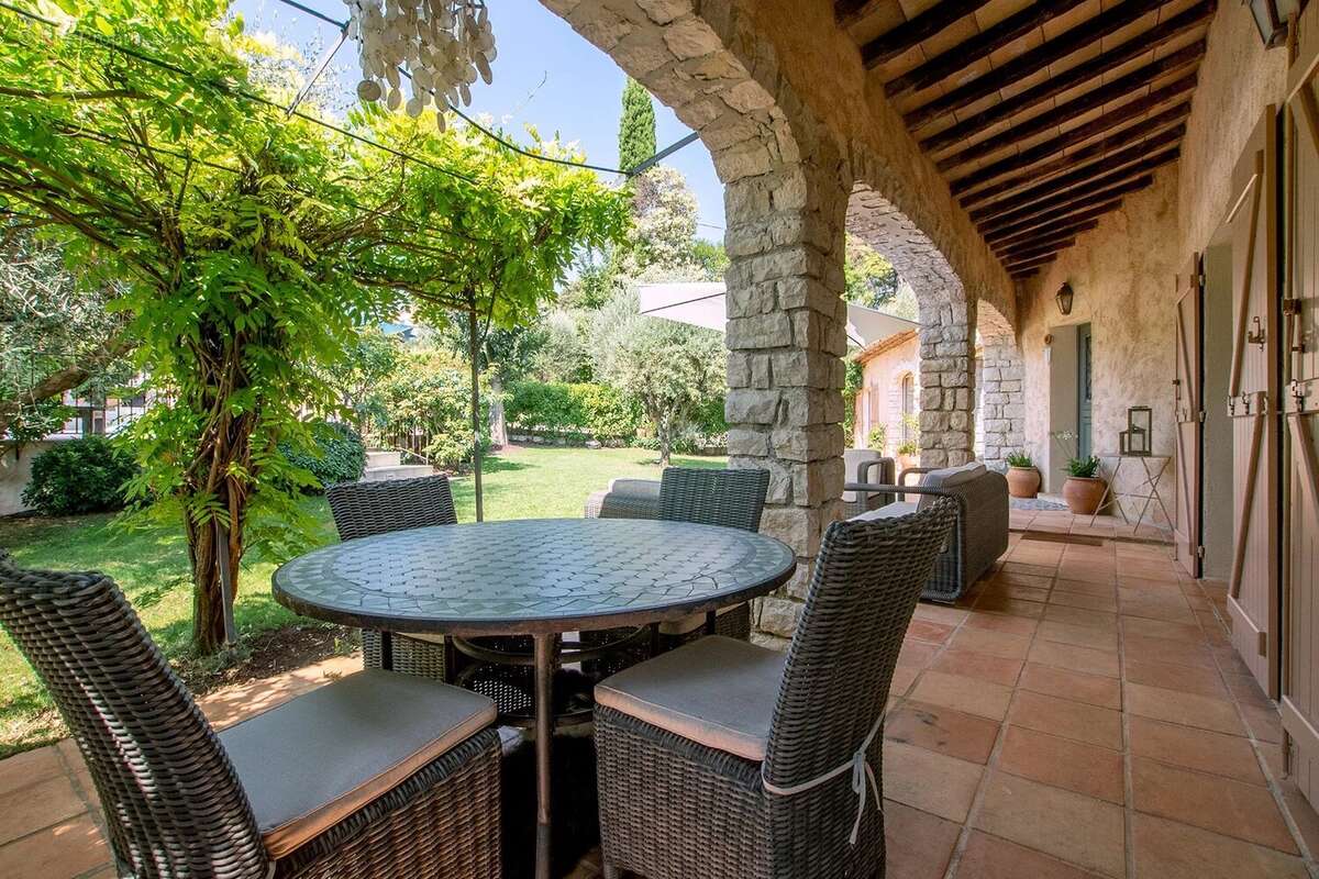 Maison à ROQUEFORT-LES-PINS