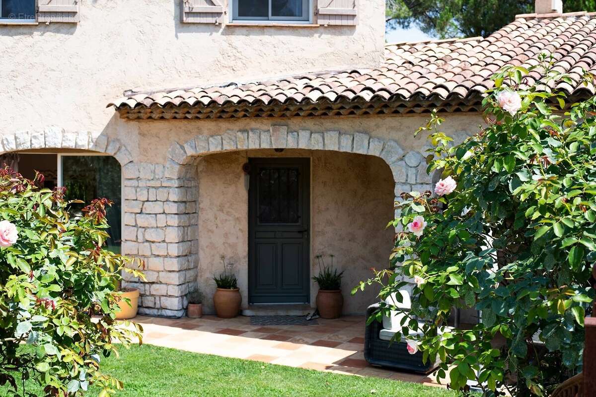 Maison à ROQUEFORT-LES-PINS