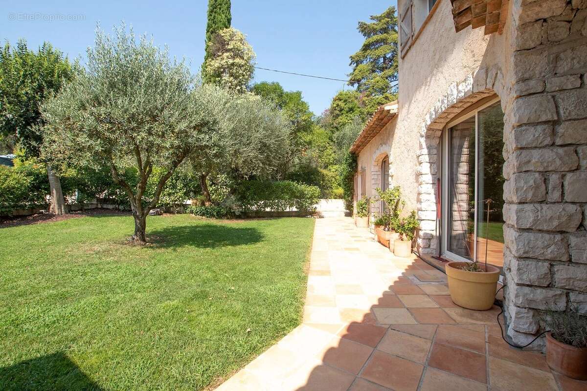 Maison à ROQUEFORT-LES-PINS