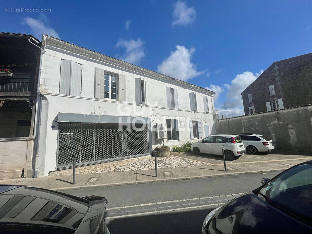 Appartement à COZES