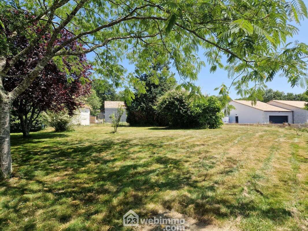 Terrain à BEAULIEU-SOUS-LA-ROCHE