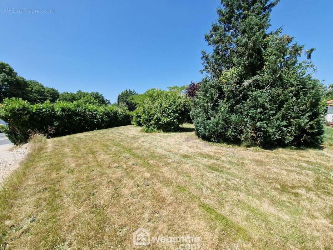 Terrain à BEAULIEU-SOUS-LA-ROCHE