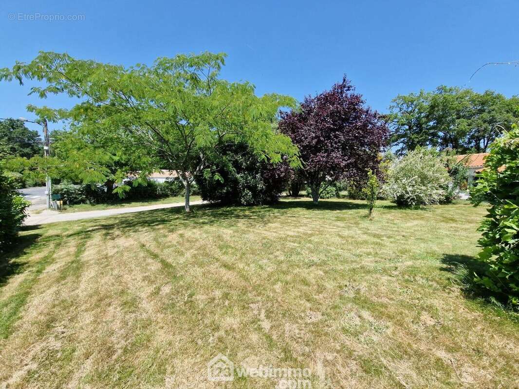 Terrain à BEAULIEU-SOUS-LA-ROCHE