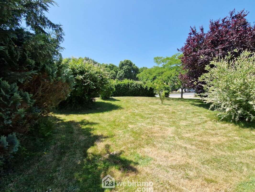 Terrain à BEAULIEU-SOUS-LA-ROCHE