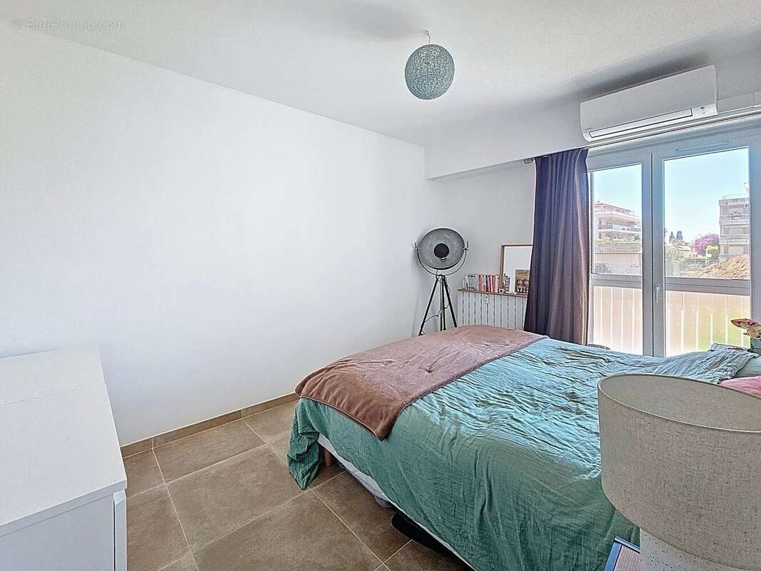 Appartement à SAINT-LAURENT-DU-VAR