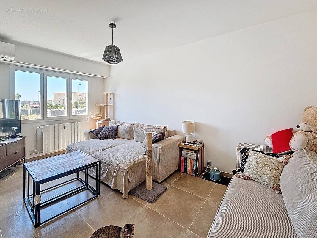 Appartement à SAINT-LAURENT-DU-VAR