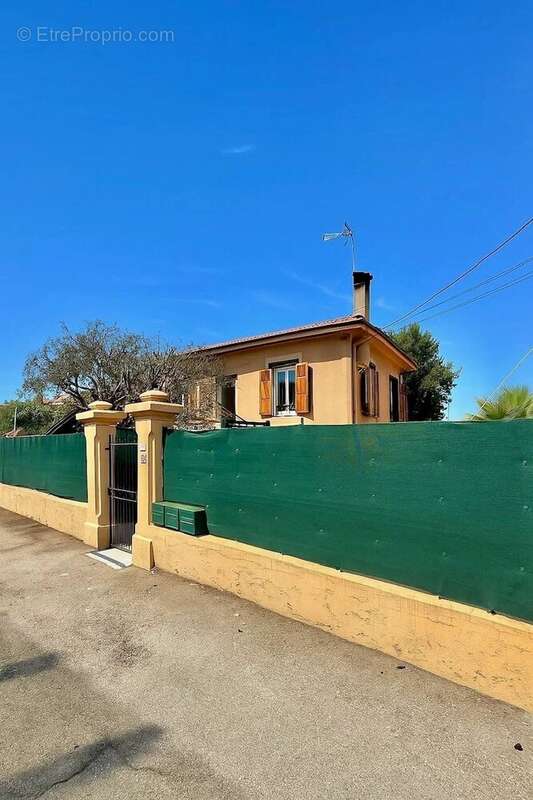 Maison à SAINT-LAURENT-DU-VAR