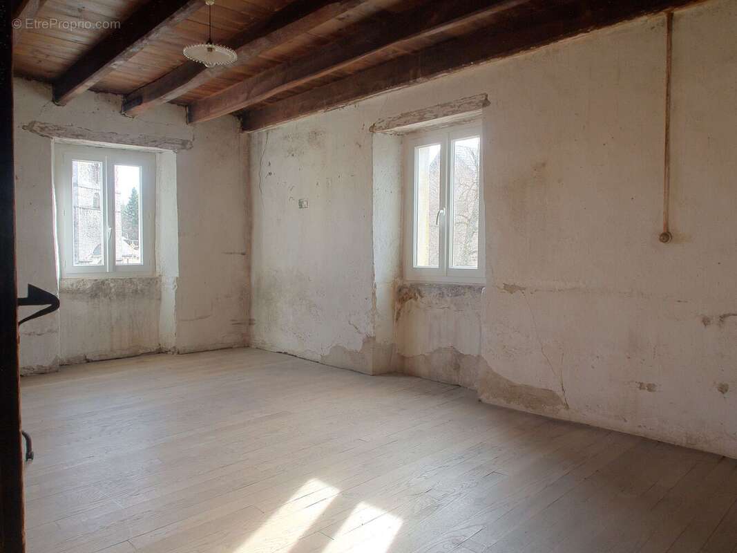 Maison à SAINT-MERD-LA-BREUILLE