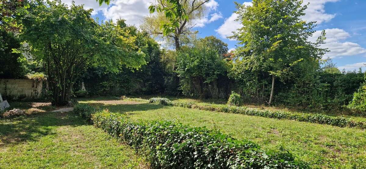 Terrain à VENEUX-LES-SABLONS