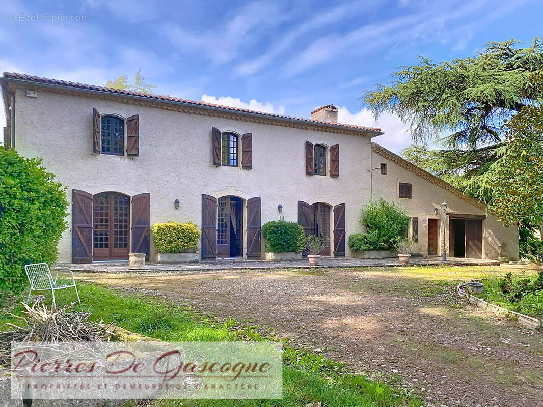 ref272800019 - Maison à VIC-FEZENSAC