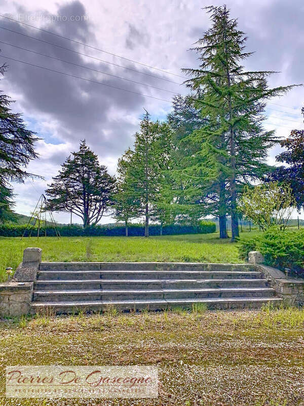 ref272800027 - Maison à VIC-FEZENSAC