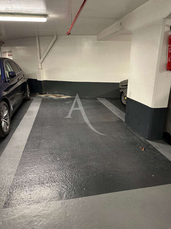 Parking à PARIS-7E
