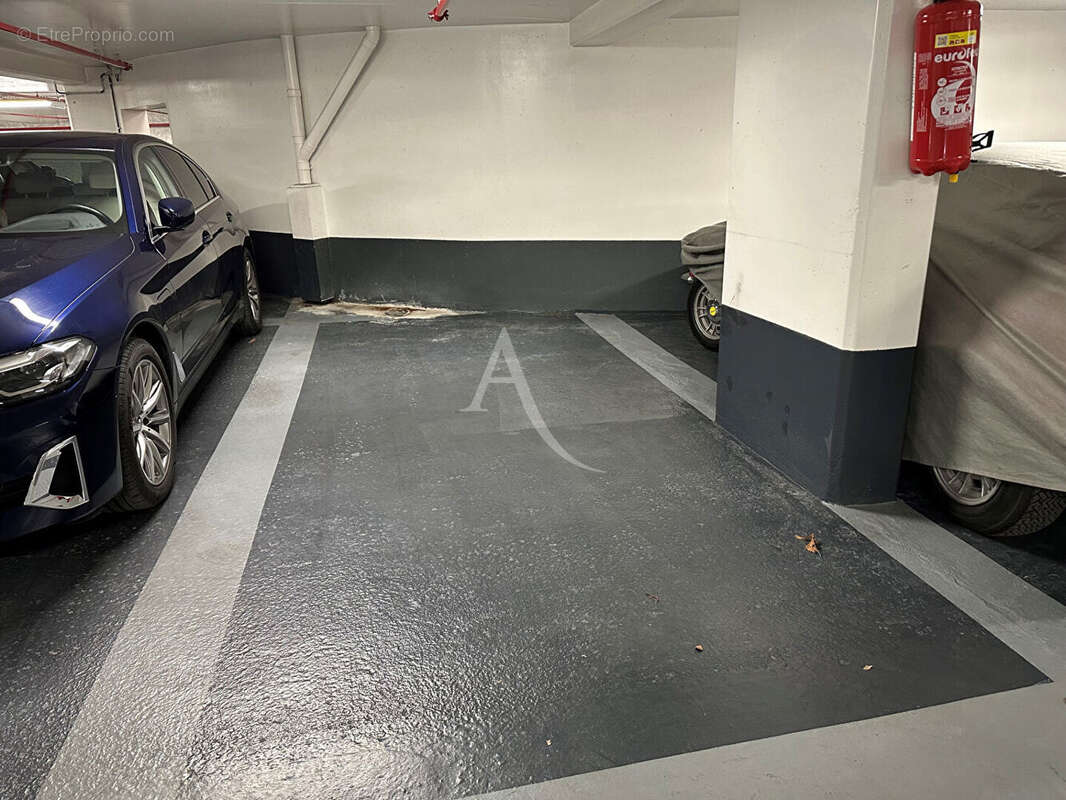 Parking à PARIS-7E