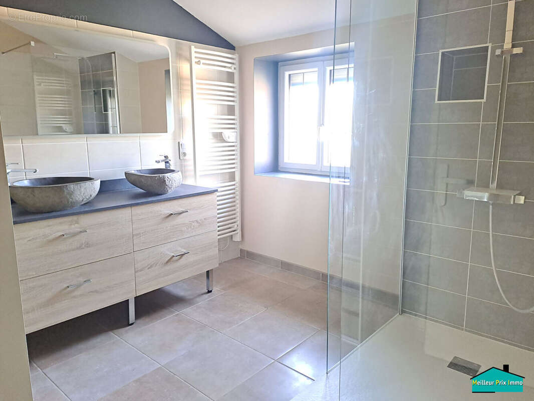 Maison à SAINT-HILAIRE-DE-CHALEONS