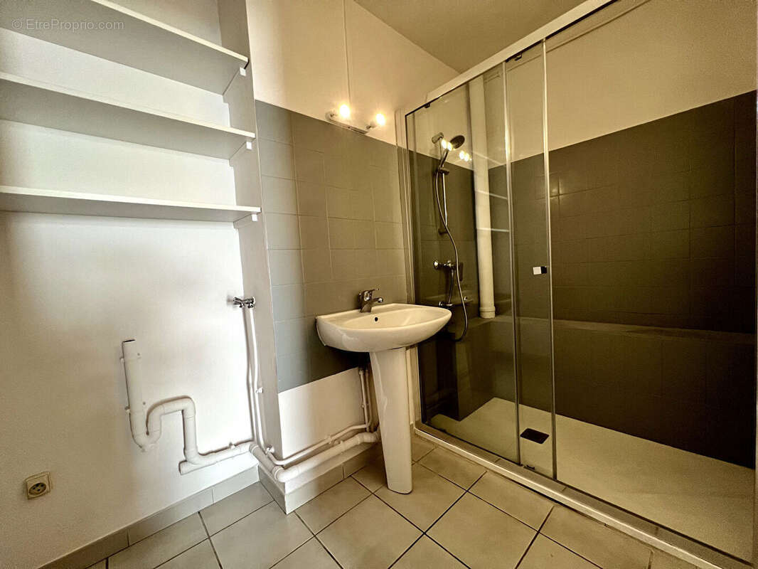 Appartement à BAGNOLS-SUR-CEZE