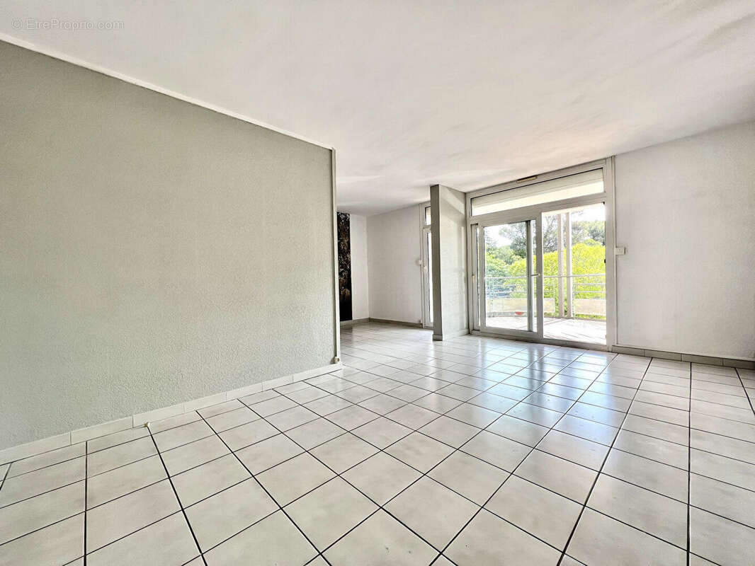 Appartement à BAGNOLS-SUR-CEZE