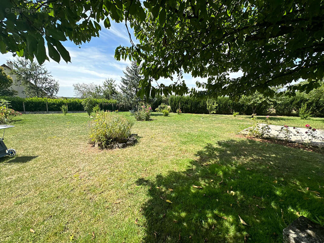 Maison à AZE