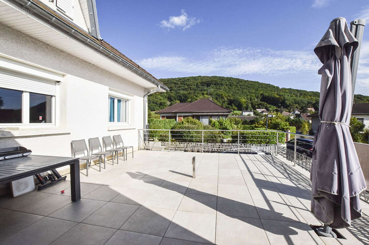 Maison à AVANNE-AVENEY