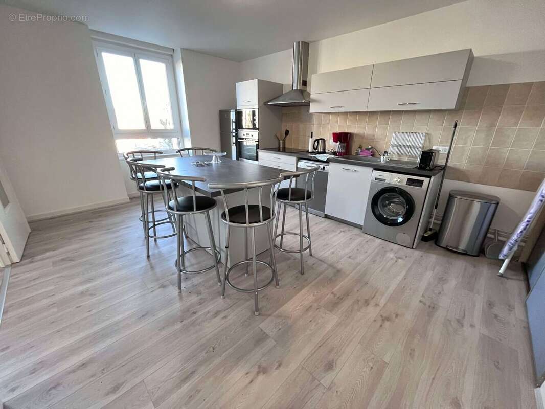 2- Cuisine - Appartement à MAURIAC
