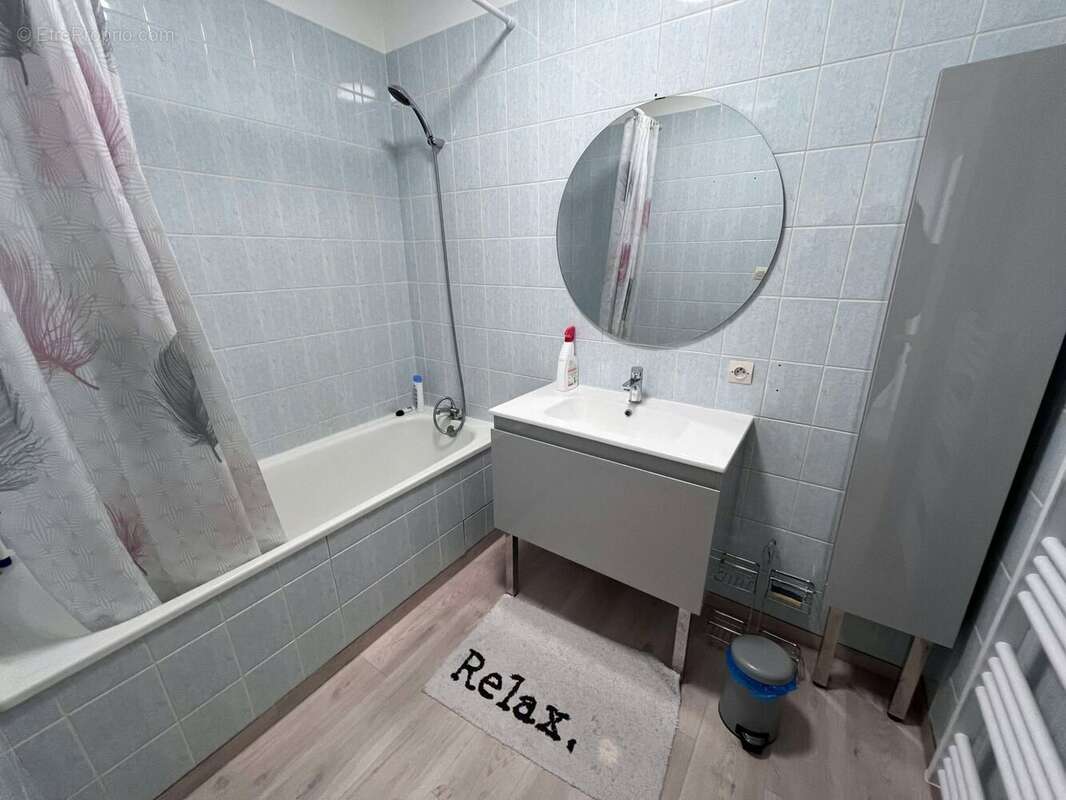 2- Salle de bain - Appartement à MAURIAC