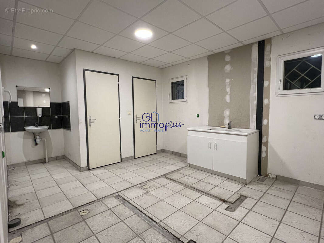 Commerce à MOURS-SAINT-EUSEBE