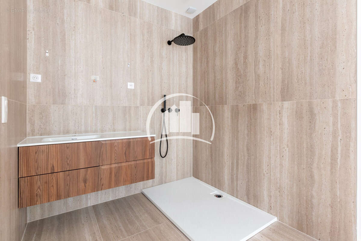 Appartement à CHARENTON-LE-PONT