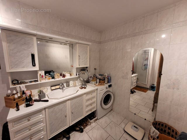 Parking à AVESNES-SUR-HELPE