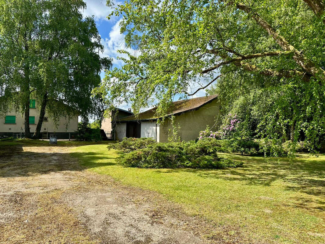 Parking à LUXEUIL-LES-BAINS
