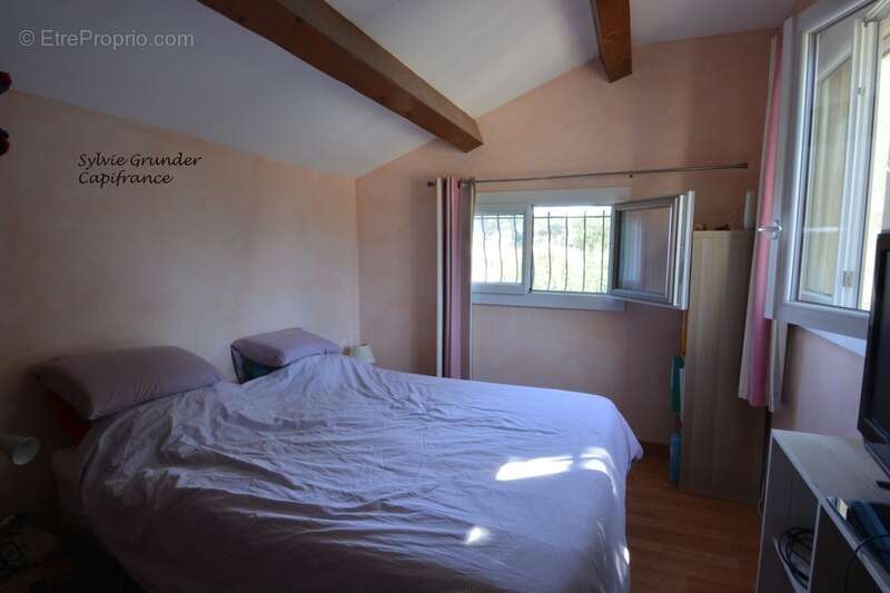 Maison à SAINT-MITRE-LES-REMPARTS