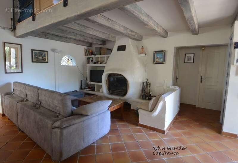 Maison à SAINT-MITRE-LES-REMPARTS