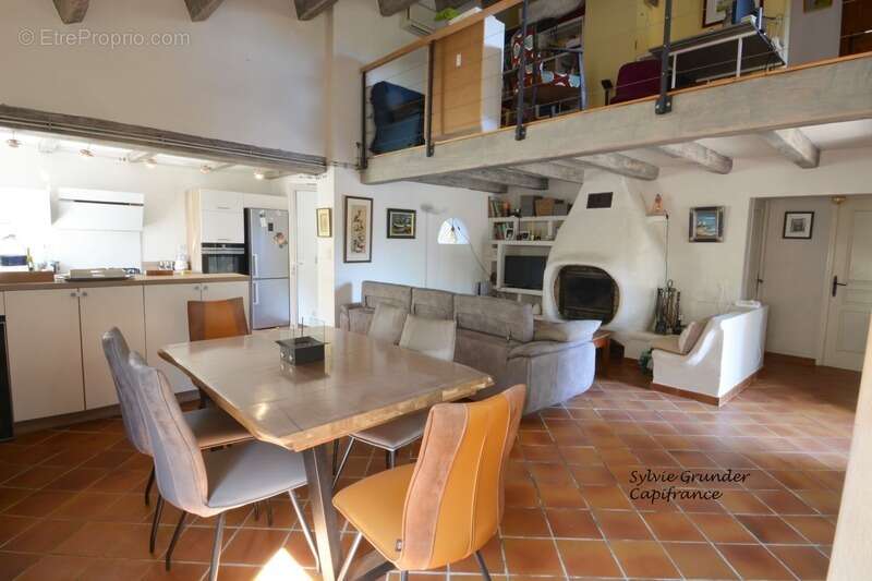 Maison à SAINT-MITRE-LES-REMPARTS