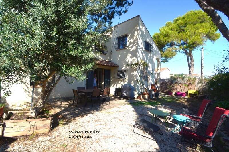 Maison à SAINT-MITRE-LES-REMPARTS