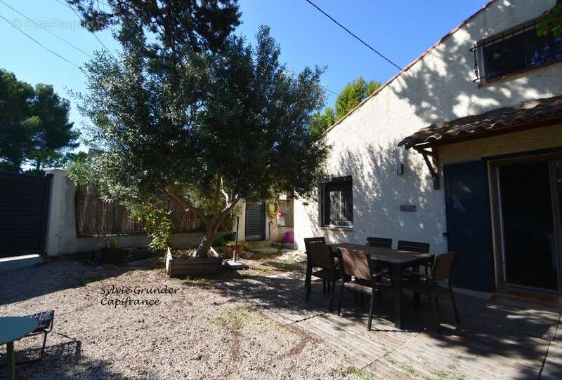 Maison à SAINT-MITRE-LES-REMPARTS