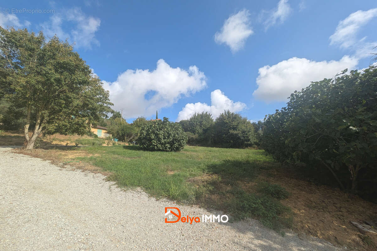 Terrain à AYGUESVIVES